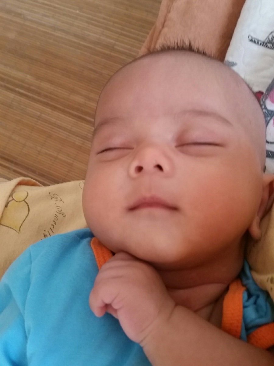 AfiqahRozalie93's tweet image. Harap2 kalau letak atas tilam si kecik nie tak nangis la 🙏

#pray4ummi 😂😂😂