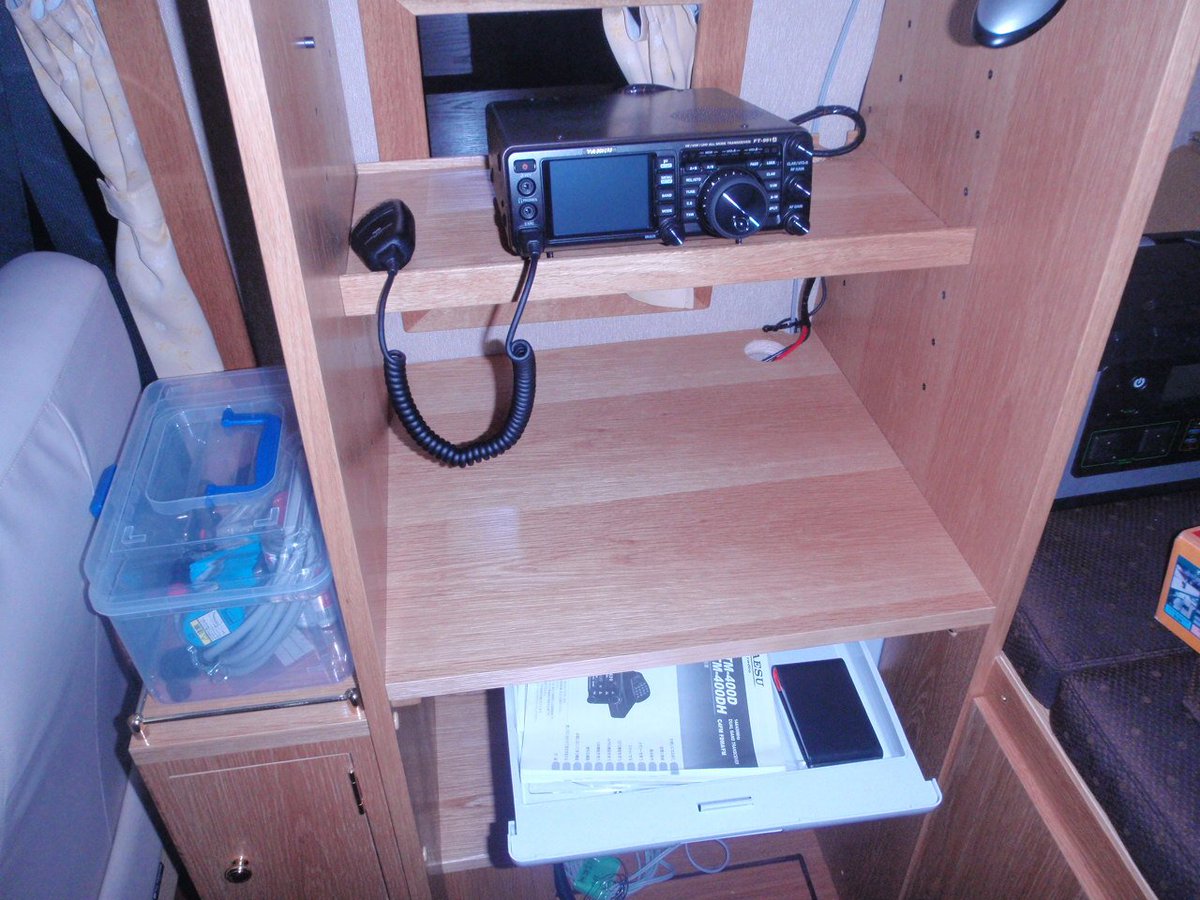 移動運用用の社内シャックは、まだこんな感じです。少しずつ仕事の合間に整備して行こうかと(*_*;