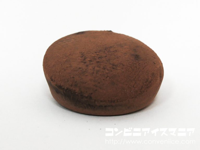 iceman_ax's tweet image. 【アイスレビュー】雪見だいふくじゃないよ！セブン限定の #冬アイス！香ばしいマカダミアナッツをたっぷり混ぜこんだバタースカッチ風味アイスを、洋酒の効いた濃厚でやわらかい『生チョコ』で包んだ贅沢なアイス！ロッテ『濃厚生チョコ マカダミアナッツ』→ bit.ly/2SDPtL7