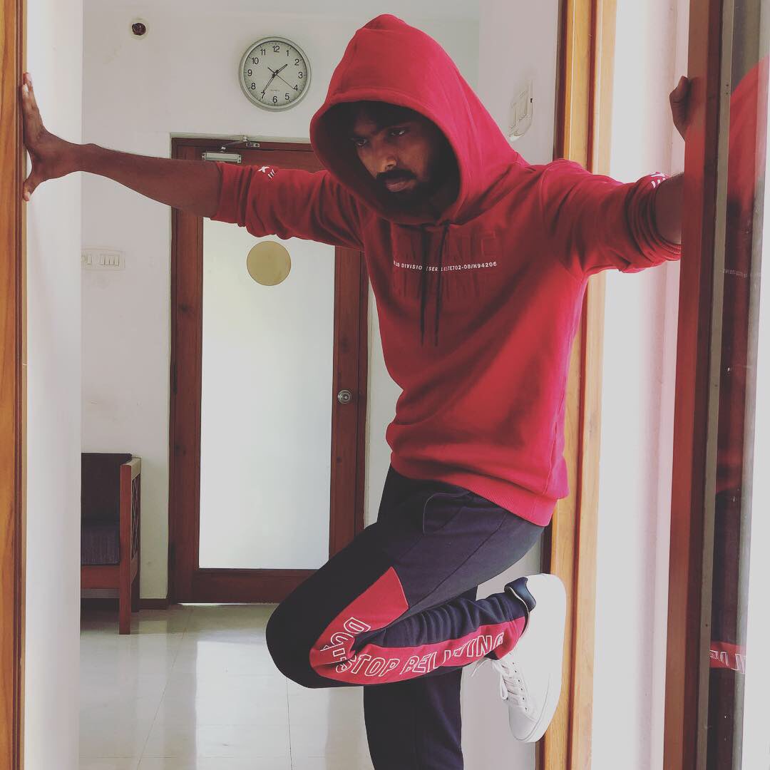 Raju3595's tweet photo. People will stare ... make it worth their while ... #stylediaries #hoodie 😘😘😘 https://t.co/jiyR1xqsdE