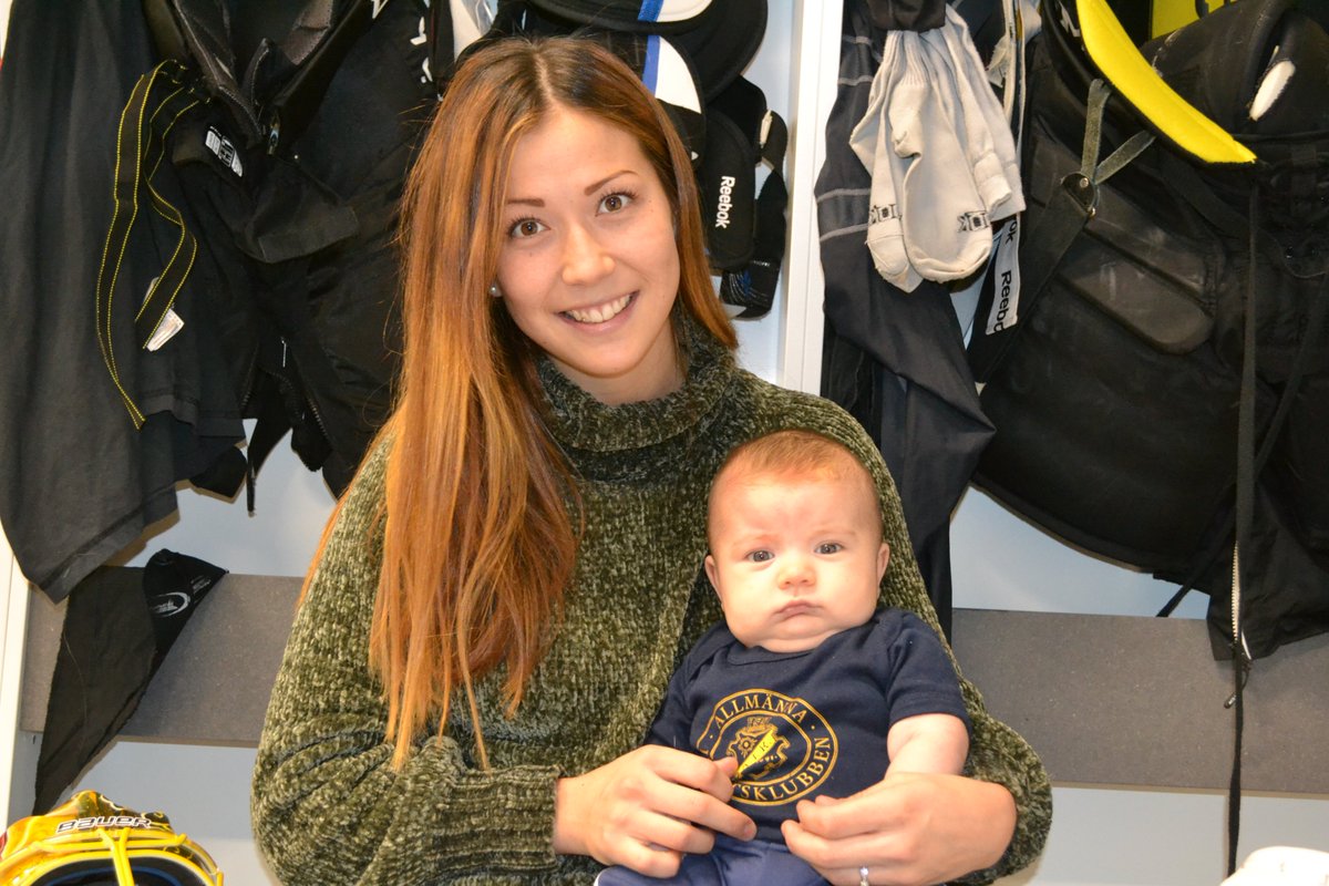 . <a href="/MinatsuMurase/">Minatsu Murase</a> är tillbaka i SDHL efter att ha blivit mamma. comeback idag klockan 14 mot Linköping <a href="/hockeysverige/">Hockeysverige.se</a> <a href="/AIKHockeyDam/">AIK Hockey Dam</a> hockeysverige.se/2019/01/06/min…