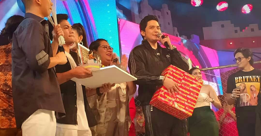 ALDENatics_UAE's tweet photo. Reposted from @SundayPinasaya - Happy birthday #DJBae #HappyBirthdayAlden @aldenrichards02
#SPSMasPinaSayang2019 #AldenRichards - J https://t.co/Vba0SNpJ1W