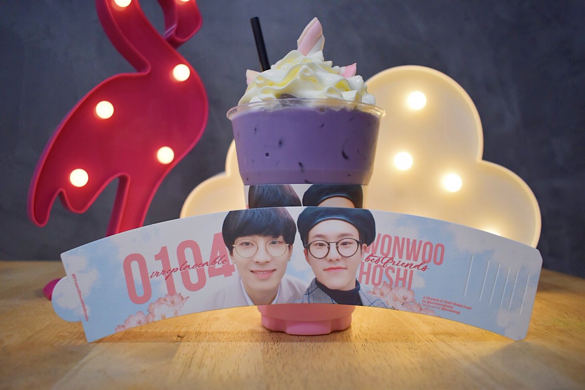Fatbear7824's tweet photo. 📣 ยังมีแจกอยู่นะคะ สำหรับCup sleeveโปรเจค #SOONWOO มารับกันเยอะๆน้าา 🐱🐹💕
📍อย่าลืมถ่ายรูปปลอกแก้วสวยๆแล้วติดแฮชแท็กโปรเจค #0104TH #9YearsSince9thGrade กันนะคะ 💕💕 https://t.co/5J6YajwWi2