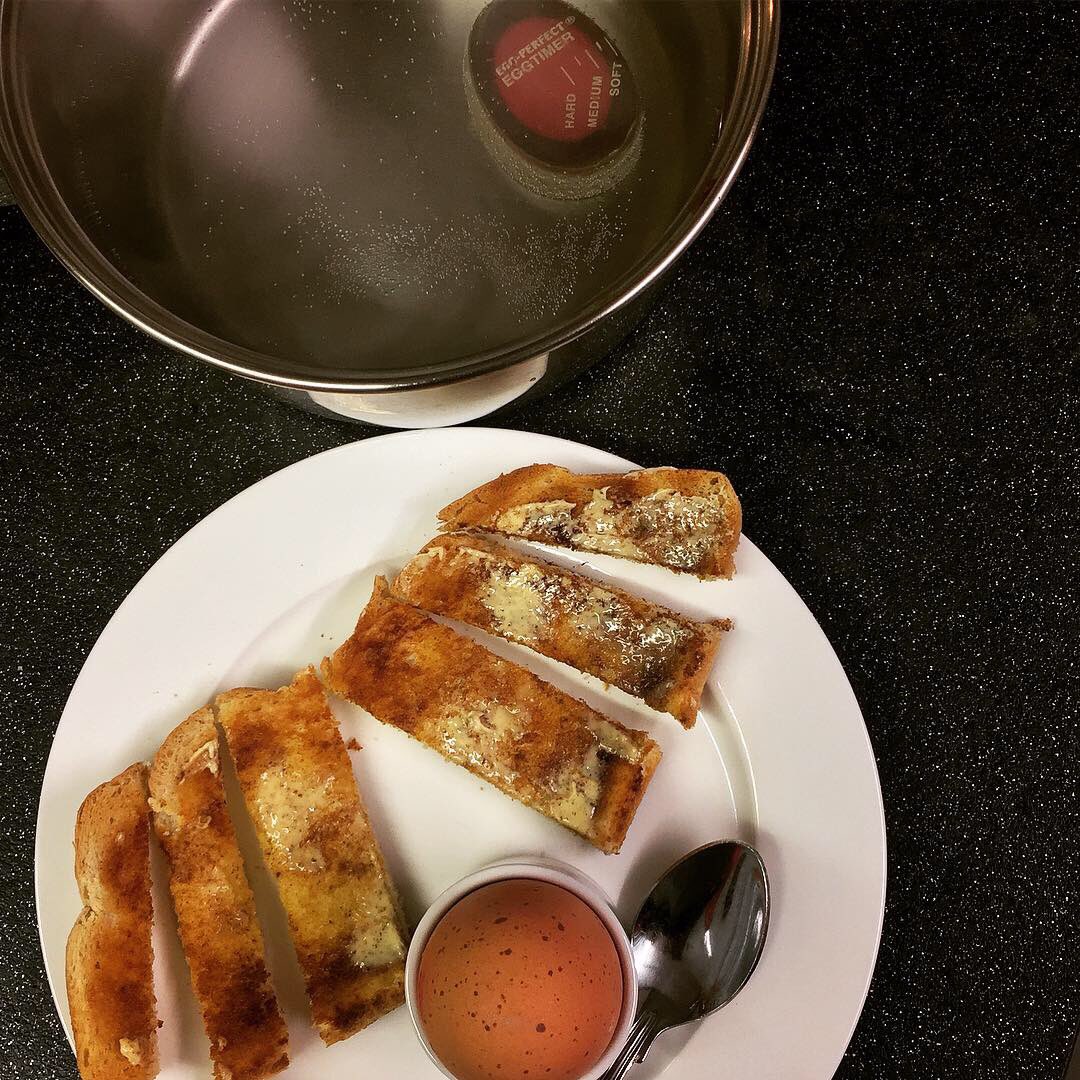 oldcrofthouse's tweet photo. Go to walk on an egg...
#favoritebreakfast #tocook #boiledeggandsoldiers #alwaysbringsasmile #bringoutthesoldiers #familymemories #advertisinghistory #tonyhancock #gotoworkonanegg #freerangeeggs @LakelandUK #eggtimer #dippyeggs #perfecteverytime https://t.co/eJaSZxBRMA