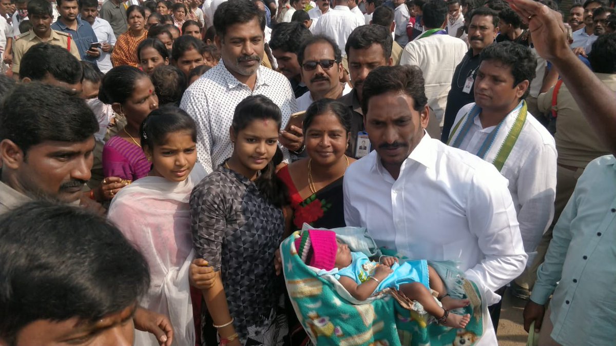 YSRCParty's tweet photo. ఇచ్చాపురం నియోజకవర్గం, లక్కవరం నుండి ప్రారంభమైన 338వ రోజు ప్రజాసంకల్ప యాత్ర. ప్రజాసమస్యలను తెలుసుకుంటూ అందరినీ ఆప్యాయంగా పలకరిస్తూ ముందుకుసాగుతున్న జననేత.
#PrajaSankalpaYatra https://t.co/LSRlQ5CPx5