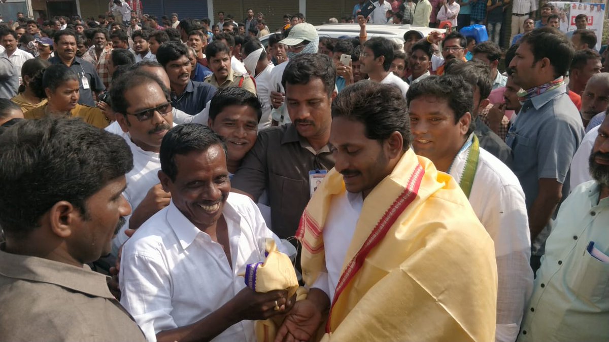 YSRCParty's tweet photo. ఇచ్చాపురం నియోజకవర్గం, లక్కవరం నుండి ప్రారంభమైన 338వ రోజు ప్రజాసంకల్ప యాత్ర. ప్రజాసమస్యలను తెలుసుకుంటూ అందరినీ ఆప్యాయంగా పలకరిస్తూ ముందుకుసాగుతున్న జననేత.
#PrajaSankalpaYatra https://t.co/LSRlQ5CPx5
