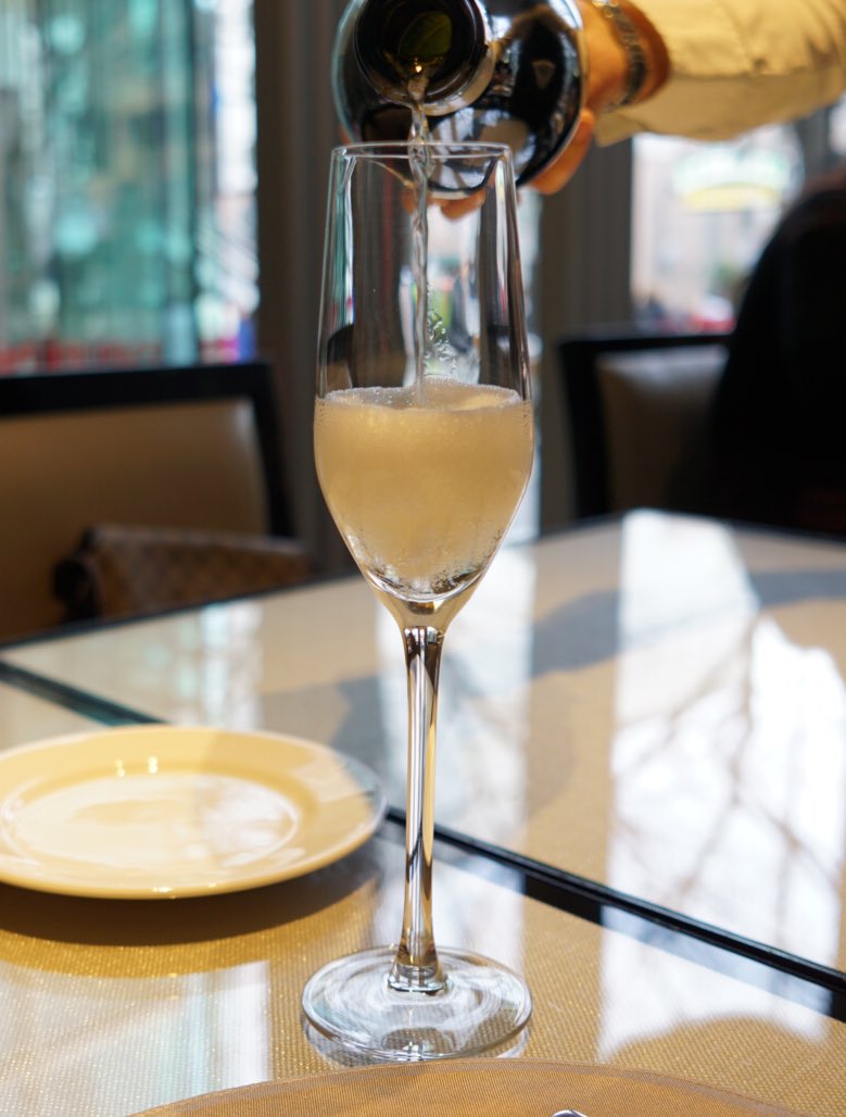 yaecoco's tweet photo. 表参道のエンポリオアルマーニカフェでランチ
お昼から泡でご機嫌🥂
#表参道
#ランチ
#カフェ巡り 
#エンポリオアルマーニカフェ https://t.co/mxtKErQ0uI