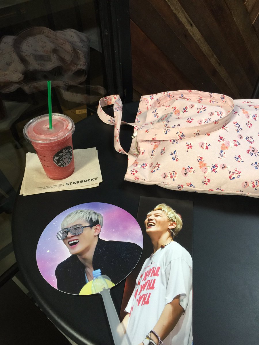 starlight_dh's tweet photo. #DancingDonghyukDay แจกสโลแกนกระดาษกับพัดอยู่ที่ Starbuck SQ1 ถึง 15.00 น. 💖✨ https://t.co/fQQfcjKlZ3