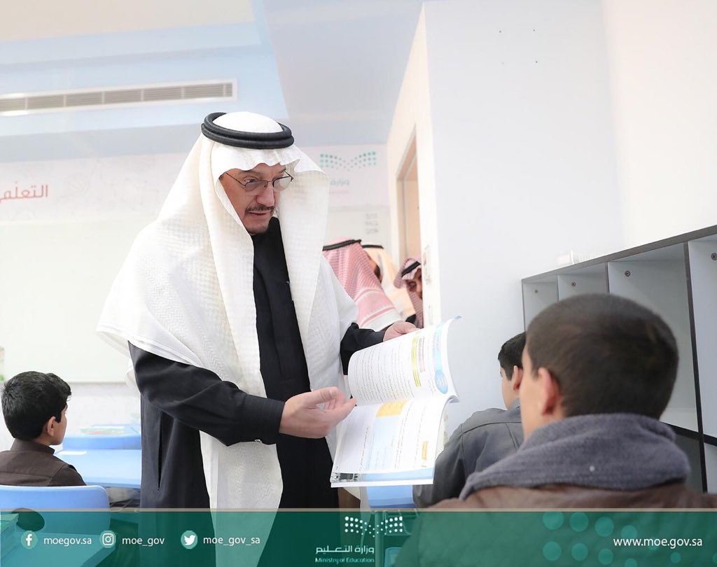 moe_gov_sa's tweet photo. في أول أيام الفصل الدراسي الثاني 
#وزير_التعليم يلتقي منسوبي مدرستين في الرياض ويحاور طلابهما ويتفقد سير العملية التعليمية. https://t.co/g4CC1bljdl