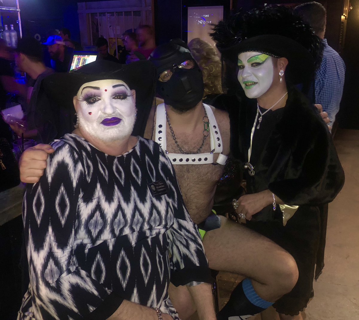SisterLawna's tweet photo. #DallasEagle #Eagle #Dallas #LGBT #SistersOfPerpetualIndulgencd #DFW #DFWSisters #Texas #gaybar #nightlife #Saturday #Weekend #gay #gaydallas #tiredoldqueen https://t.co/DnjQ0v5UxM