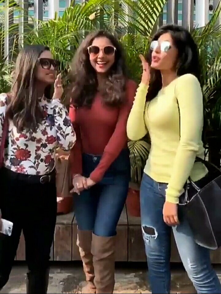 Ain't these girls made your past few days with their craziness!! @HarshitaGaur12

#HarshitaGaur #DelhiDays ❤❤❤