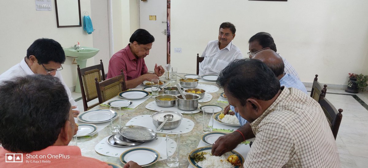 grajasreddy's tweet photo. ఈ రొజు అనగా 06-01-2019 న ప్రముఖ పారిశ్రామిక్కవేత్త  డాక్టర్ జీ వి రెడ్డి(USA) గారు,మరియు పలువురు మాజీ ఎమ్మెల్యే శ్రీ కాటంరెడ్డి విష్ణు వర్ధన�� రెడ్డి గారి నివాసం లో మద్యాహ్నం విందు లో పాల్గొన్నారు. https://t.co/IHeFC8q2qT