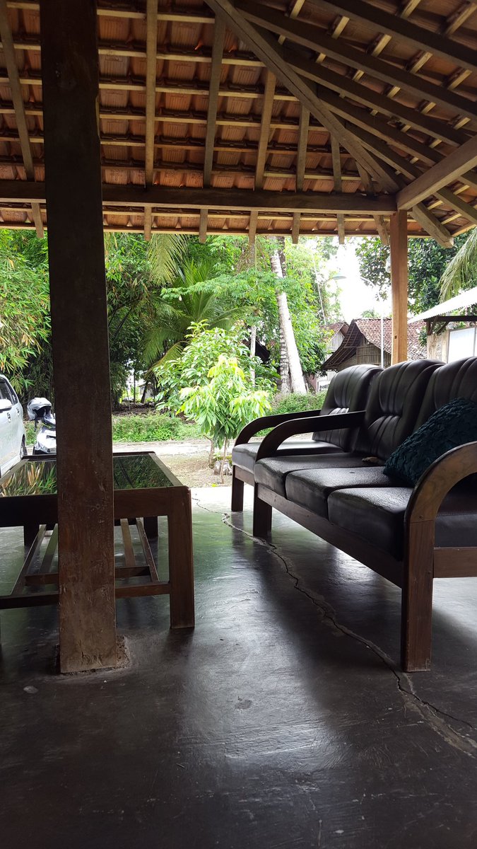 watespahpoh's tweet image. Suka sama rumah rumah begini. Milik simbah pemijat bayi di daerah Tobanan, Pengasih #MampirKulonProgo