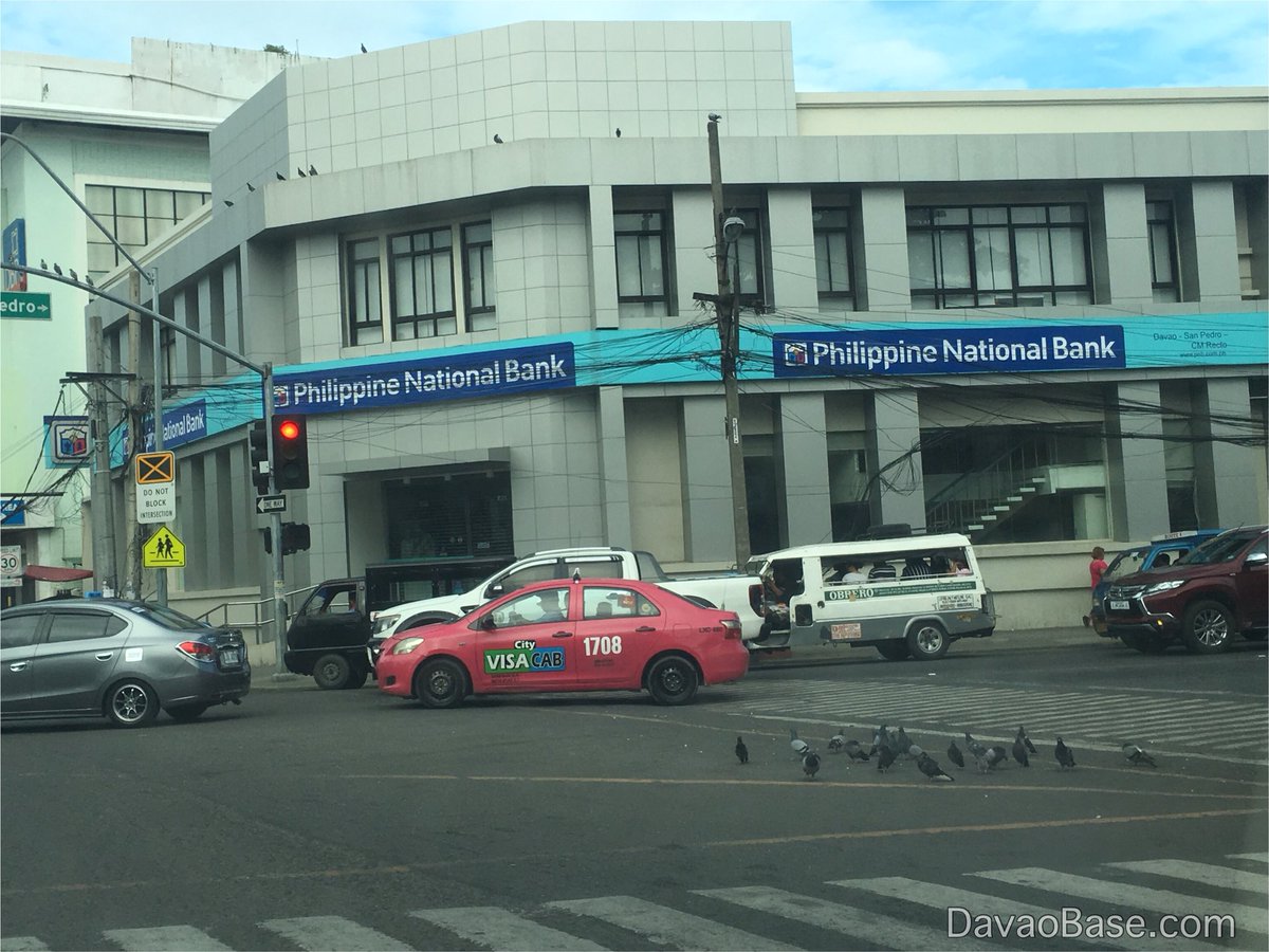 An intersection for vehicles, pedestrians and birds. ☺️

#Davao #LifeIsHere