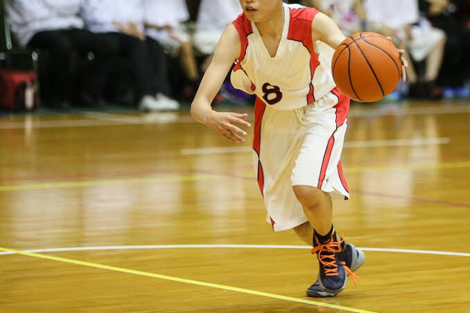 ドリブル編
ドリブルは強くつくようにしましょう。
そうすることで、ボールをスティールされにくくなり、切り返しも早くできるようになるでしょう。