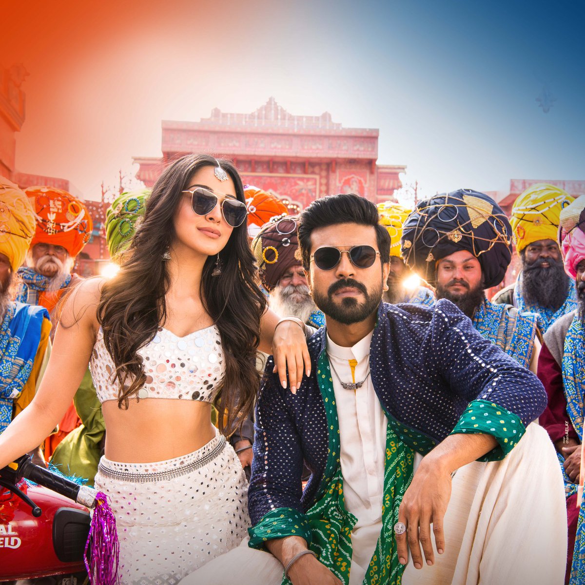 RAMCHARANsRule's tweet photo. #RamaLovesSeetha Video Song Promo At 4PM Today🔥

Trend Tag Will Be Out At 3:30PM!

#RamCharan @Advani_Kiara #5DaysForVVR #VinayaVidheyaRama #VVROnJan11 https://t.co/EmPGHllSKS