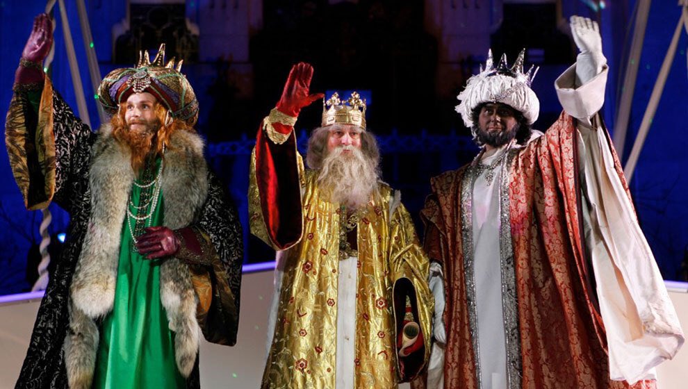 BarcelonaVtours's tweet photo. The most magical day in Barcelona, the 3 wise men have arrived!!! The perfect magic day to do a walking tour! 🙂 #reyesmagos #threewisemen #niñosfelices #happykids #barcelonamagic #supportlocal #barcelonavtours #walkingtours #spanishwomanmakingwaves #spanishwoman #barcelonamagica https://t.co/FGU4yMDpwZ