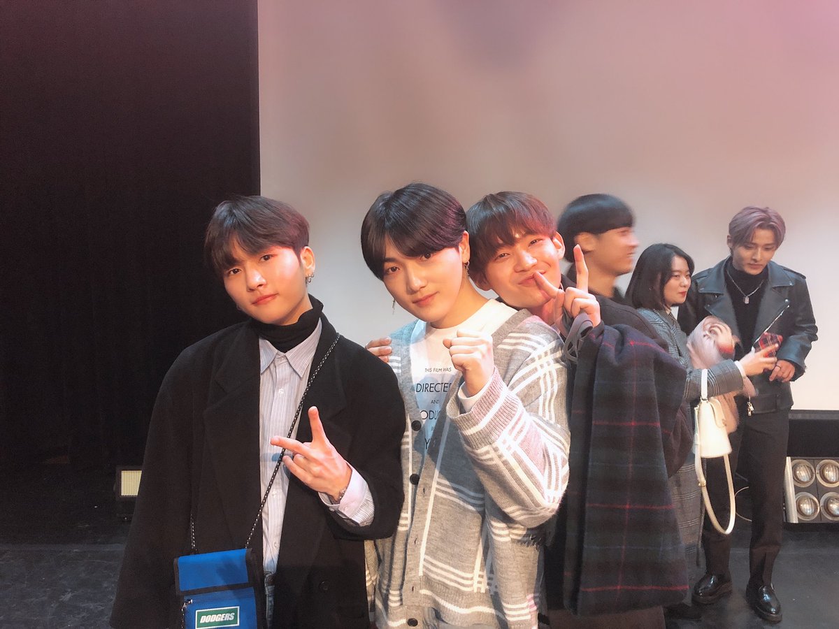 어제 졸업공연 보러와주신 팬분들!! 그리구 형들 고마워용❤️❤️ 덕분에 무대에서 힘이 났어용 ㅜㅜㅜ 축하해주셔서 다시 한번 감사드립니당!!!