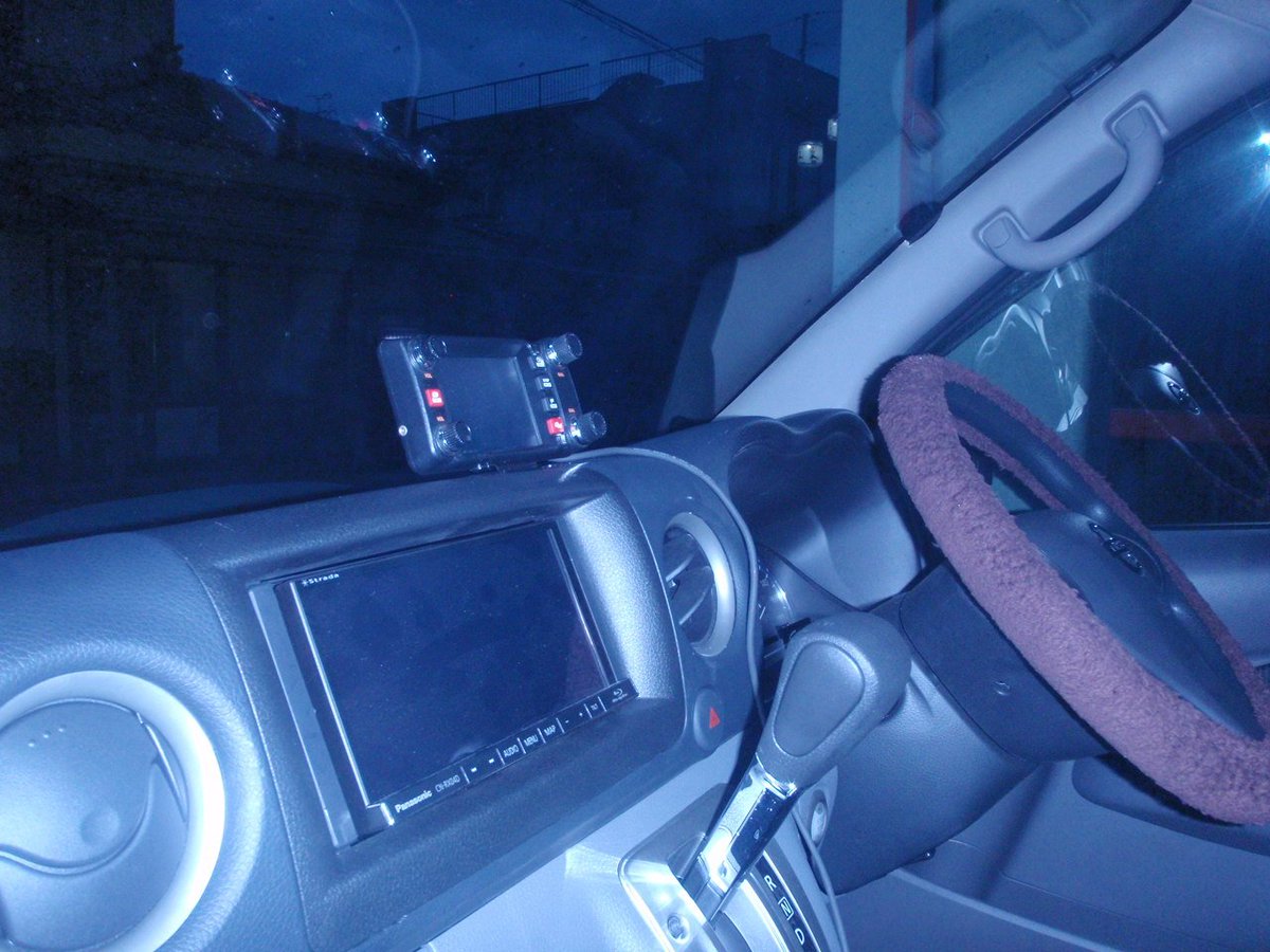 無線機本体を運転席横のグローブボックス内に設置、ホルソーで大きめの穴を開けケーブル類をグローブボックス外へ配線。フロントに表示パネルを設置。