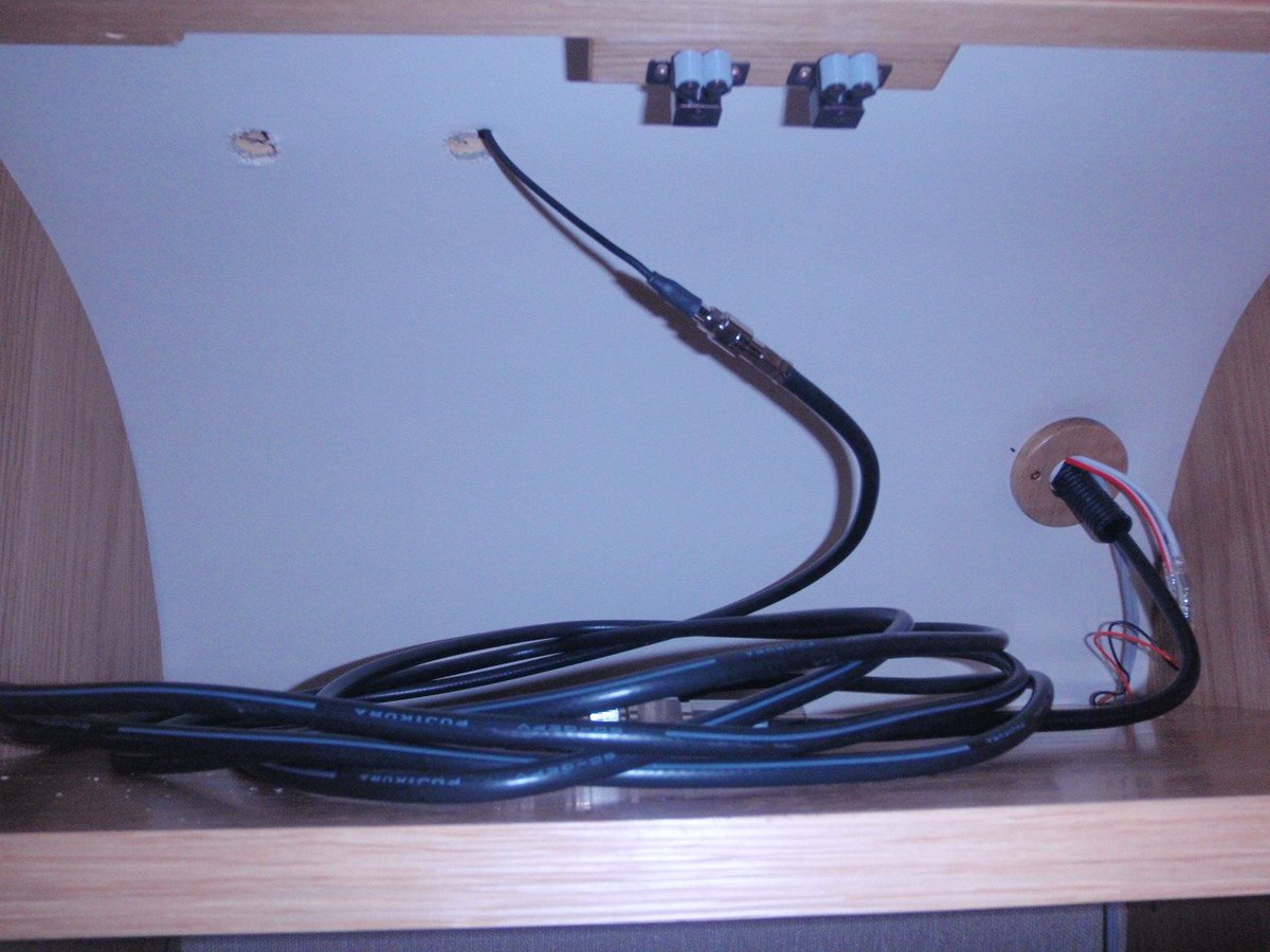 車体天井の防水プレートから入線し運転席へ天井配管経由で無線機へ。これで一応モービル運用はできるようになりました。ニューイヤーパーティーには間に合わなかった(*_*;。1/12に新潟から秋葉原へ車のならし運転の予定です。JRΦDHJ局と聞こえておりましたらお声がけください。144と430です。