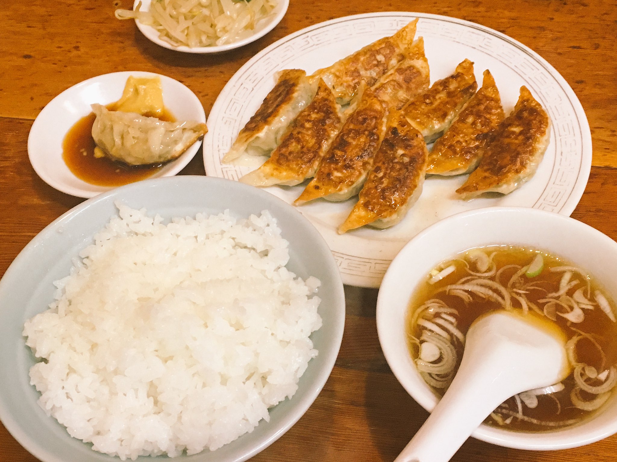 とよ田みのる あんまり美味しかったので2日連続 亀戸ぎょうざ 大島店 に来てしまった 予定通りソース焼きそば 餃子で 焼きそばもラーメンも昔ながらの素朴な感じで落ち着く味 薄めの皮の外側パリッパリ 中は野菜たっぷりのシャクシャクする餃子が