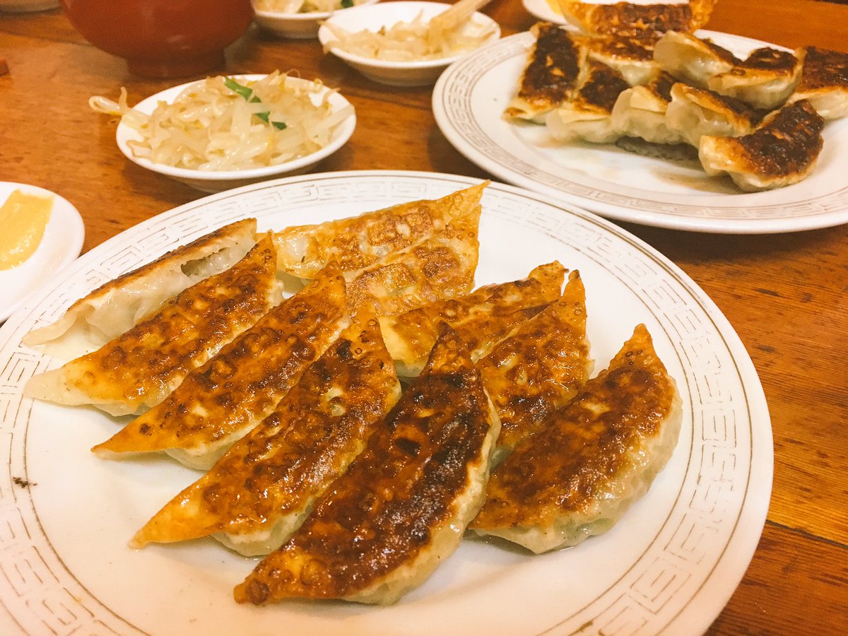 とよ田みのる 亀戸餃子 昭和30年からやってる老舗餃子店 食べ物のメニューは一枚250円の餃子だけ 座ると無条件に餃子が出てくる 無くなると追加を聞かれるのでわんこそばみたい食べちゃう 外はカリっと中は野菜メインでシャクシャク 三枚頼むと