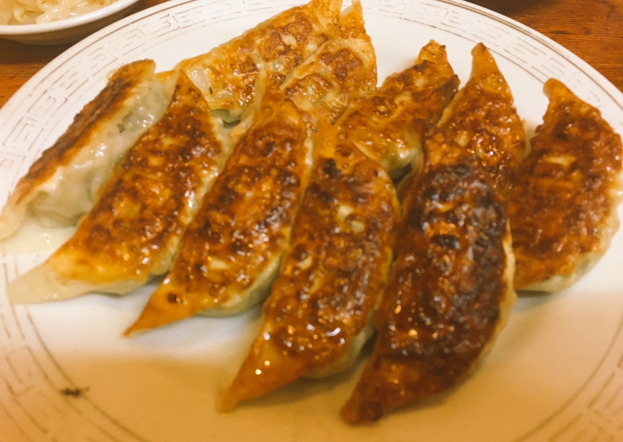 とよ田みのる あんまり美味しかったので2日連続 亀戸ぎょうざ 大島店 に来てしまった 予定通りソース焼きそば 餃子で 焼きそばもラーメンも昔ながらの素朴な感じで落ち着く味 薄めの皮の外側パリッパリ 中は野菜たっぷりのシャクシャクする餃子が