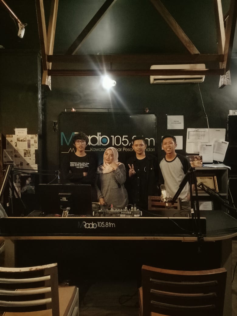 Bincang-bincang di @mradiokendari bersama @khaedararmann yang jadi DOP sekaligus Editor Video Music "Lima Sembilan" youtu.be/SEPh7VI-SzM