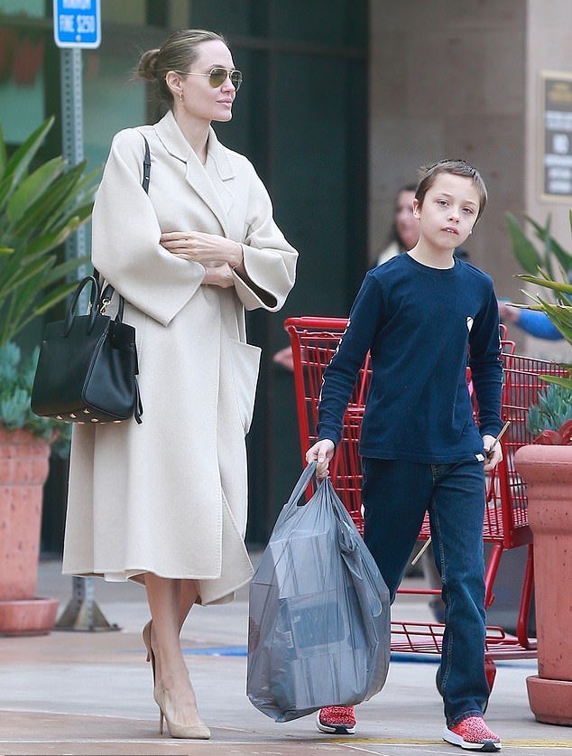 best of angelina jolie on Twitter &quot;Angelina Jolie with her son Knox in