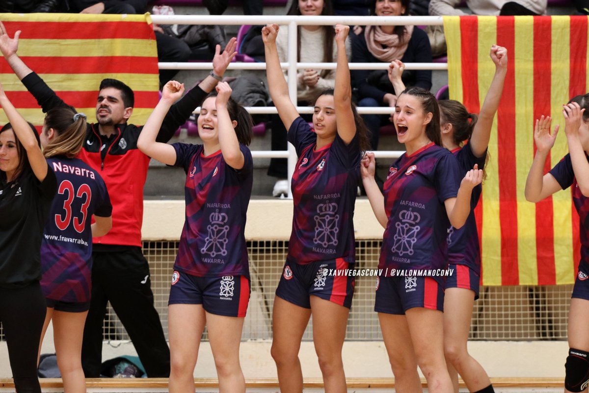 ValonmanoConV's tweet photo. 📸 Espectacular semifinal entre Cataluña (@FedCatHandbol) y Navarra (@FNBalonmano). Las rojillas lucharán mañana ante C. Valenciana por el oro.

👉 Olaia, bajo palos, otra vez clave. Lysa Tchaptchet y Nerea Gil, máximas goleadoras. https://t.co/2X3ZGS31cH