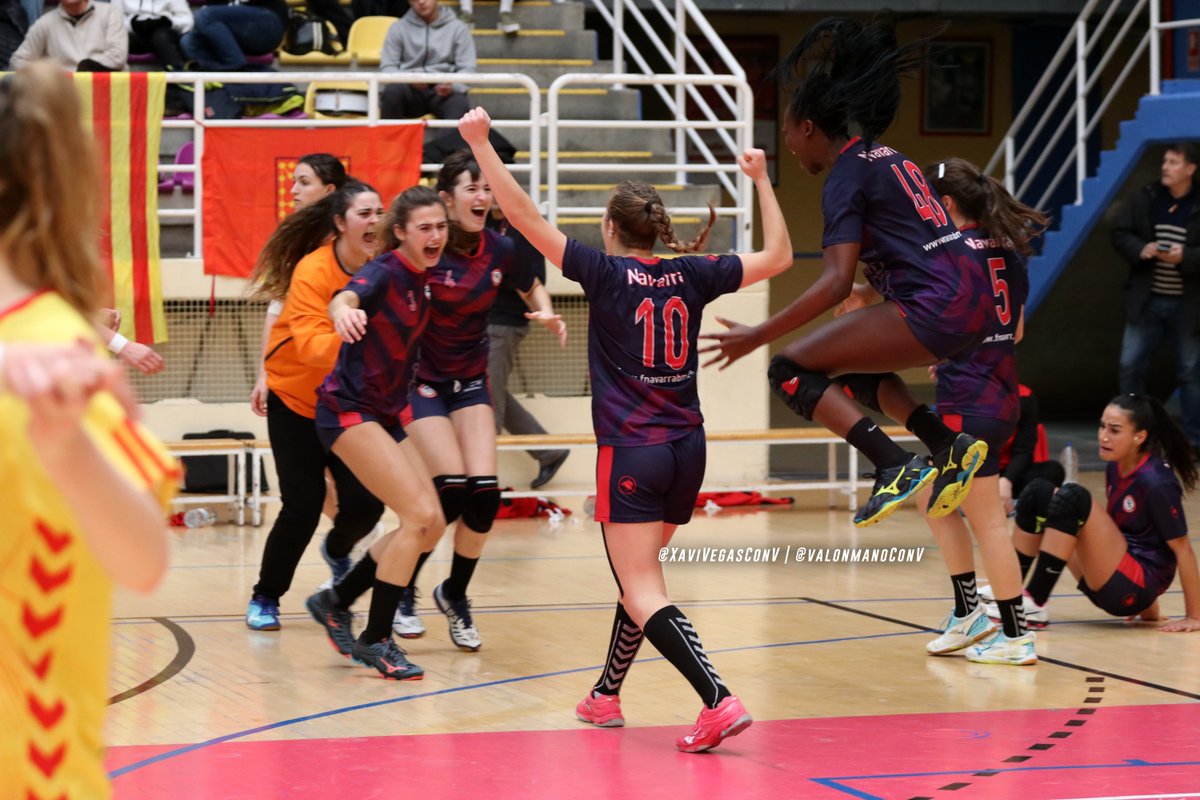 ValonmanoConV's tweet photo. 📸 Espectacular semifinal entre Cataluña (@FedCatHandbol) y Navarra (@FNBalonmano). Las rojillas lucharán mañana ante C. Valenciana por el oro.

👉 Olaia, bajo palos, otra vez clave. Lysa Tchaptchet y Nerea Gil, máximas goleadoras. https://t.co/2X3ZGS31cH