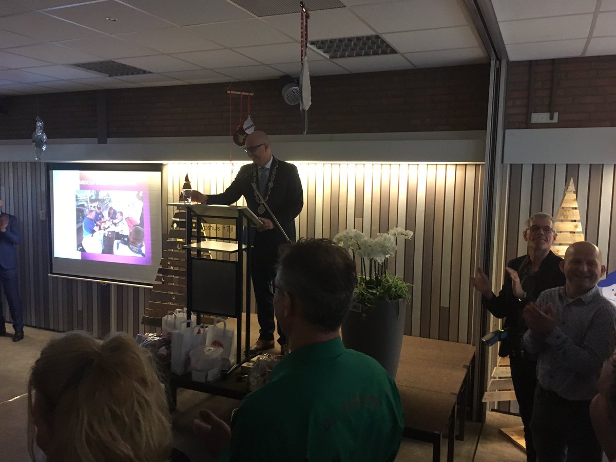 RutgerJanssens's tweet photo. Burgemeester @JackMikkers wenst alle Vinkelnaren een goed 2019 en feliciteert de bewoners van Vinkel met de 8,1 die zij hun dorp geven voor de leefbaarheid. https://t.co/skPC7v0VP3