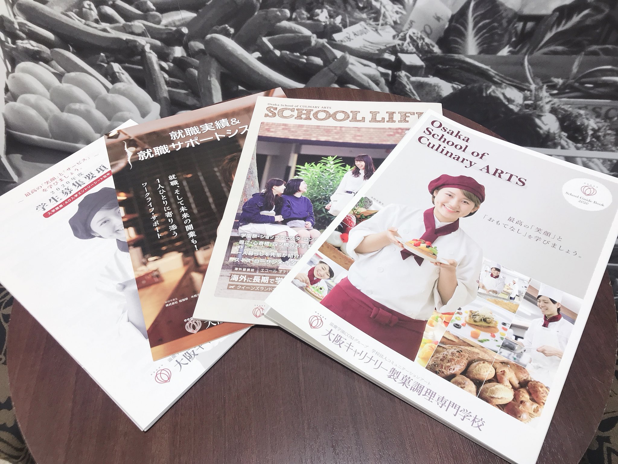 大阪キャリナリー製菓調理専門学校 On Twitter 明けましておめでとうございます お正月は楽しめましたか 大阪キャリナリーでは新パンフレットが完成 学校の最新情報が盛りだくさん 多くの在校生に出演してもらい とっても素敵なパンフになりました 中身