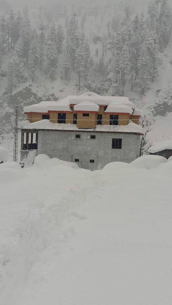 UsmanTariqUSK's tweet photo. Beauty During Heavy Snowfall In Neelum Valley After 14 Years .
This is #BeautifulKashmir
#NeelumValley
#JagranValley
#SnowClick https://t.co/c5yZgl6zkS