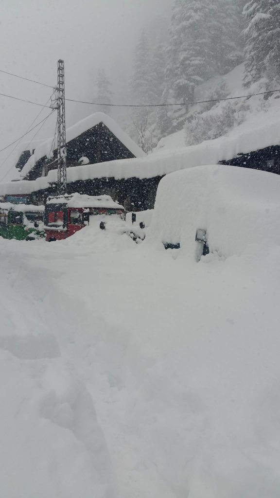 UsmanTariqUSK's tweet photo. Beauty During Heavy Snowfall In Neelum Valley After 14 Years .
This is #BeautifulKashmir
#NeelumValley
#JagranValley
#SnowClick https://t.co/c5yZgl6zkS