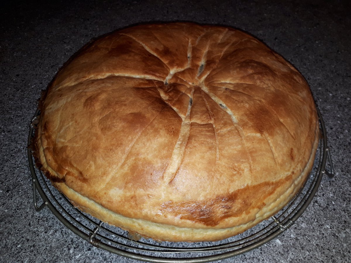 LCTPyves's tweet photo. Qui dit épiphanie dit galette des rois entièrement faite maison! Elle vous plait? https://t.co/sBfIDWiZjN