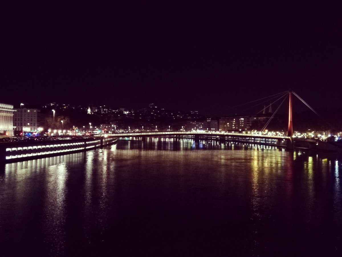 Capturer #lyon la nuit #nuit  #city #onlylyon #villedelyon #lyoncity #grandlyon #worldcaptures #streetphotography #urbanphotography #night #nightphotography #lyonphotos #cityscape #lyonmaville #lyontourisme #rhonealpes #landscape