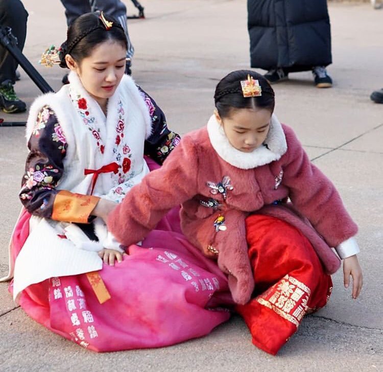 ImNaraJang's tweet photo. ~ The Imperial Family ~

• Emperor Lee Hyuk, Empress Oh Sunny, &amp; Princess Ari •

#JangNaRa #장나라 #OhSunny #ShinSungRok #TheLastEmpress #AnEmpressDignity #ViuItRight 

— CTTO https://t.co/BgFU3QUMpX