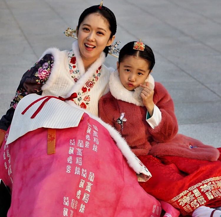 ImNaraJang's tweet photo. ~ The Imperial Family ~

• Emperor Lee Hyuk, Empress Oh Sunny, &amp; Princess Ari •

#JangNaRa #장나라 #OhSunny #ShinSungRok #TheLastEmpress #AnEmpressDignity #ViuItRight 

— CTTO https://t.co/BgFU3QUMpX