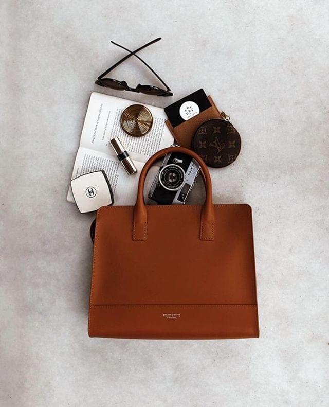 Because her bag is @frassyaudrey 's second home #madamebag #handbag #ateliersauguste #workbag #leatherbag #madeintialy #designedinparis bit.ly/2FdCqMl