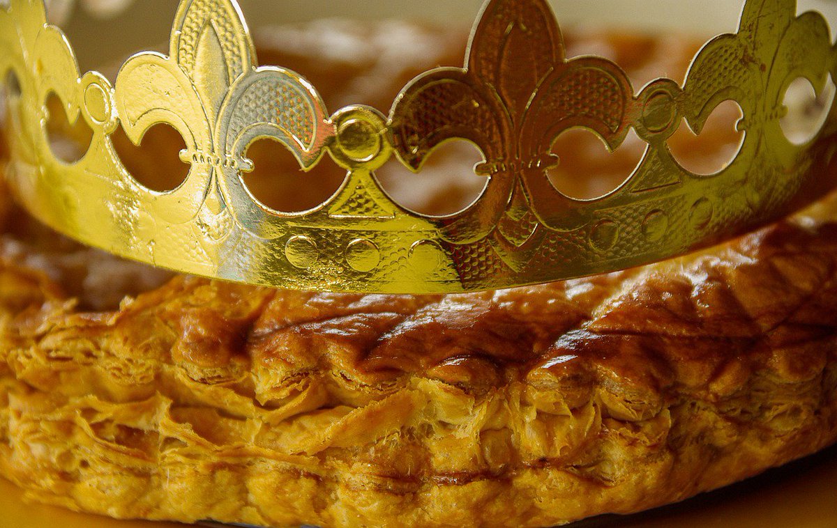 lifefrance's tweet image. Bon Dimanche! Daily #French #photooftheday Galette des Rois - the King&apos;s Cake, a tradition to eat today (Epiphany 6 January) in France! And, here&apos;s a recipe for one you can make at home: thegoodlifefrance.com/galette-des-ro…