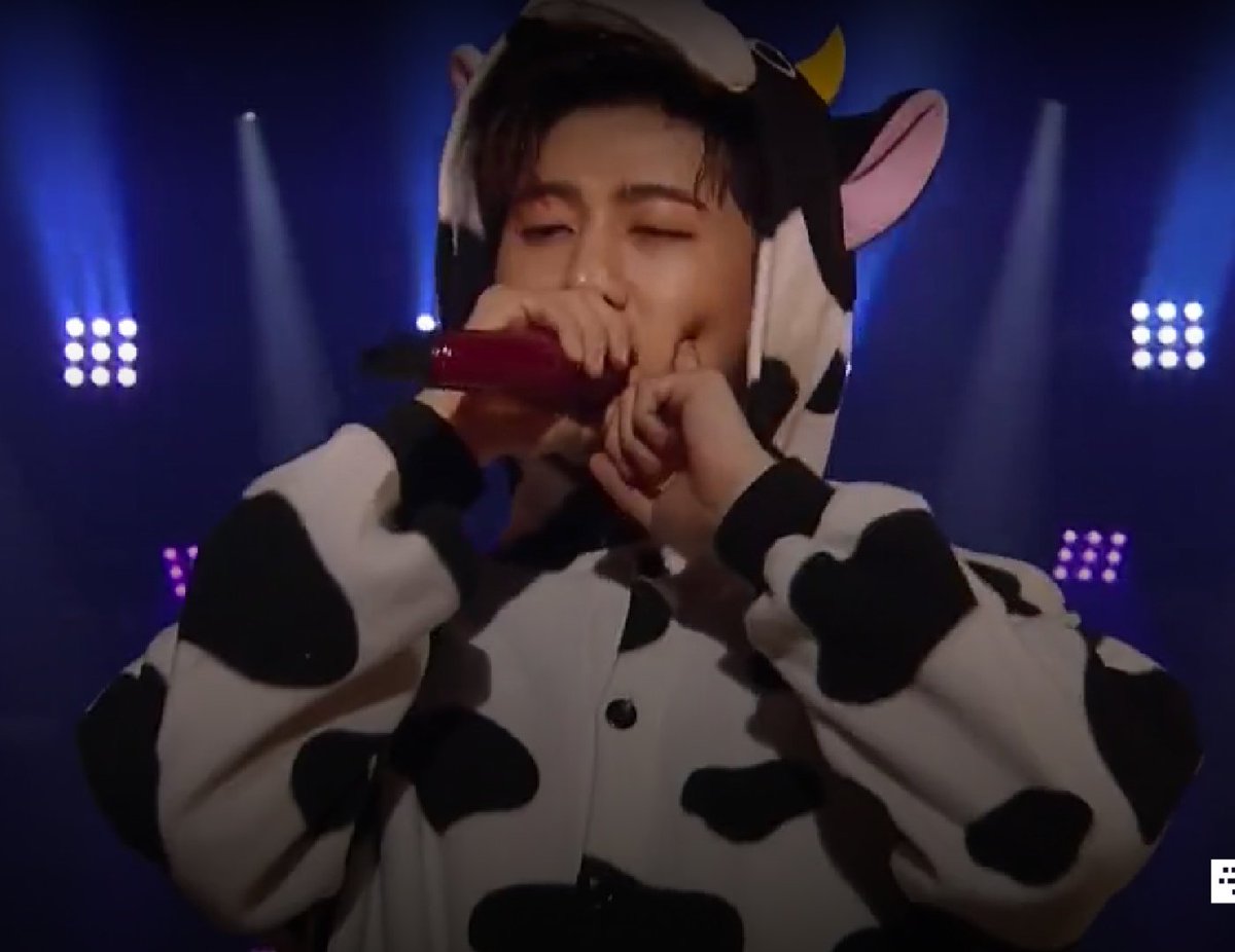mickeyhanbinee's tweet photo. Baby bin 🐮😭❤ Hanbin the cutest 😭❤

#iKONTINUESeoulEncore https://t.co/jWzfG9SvjN