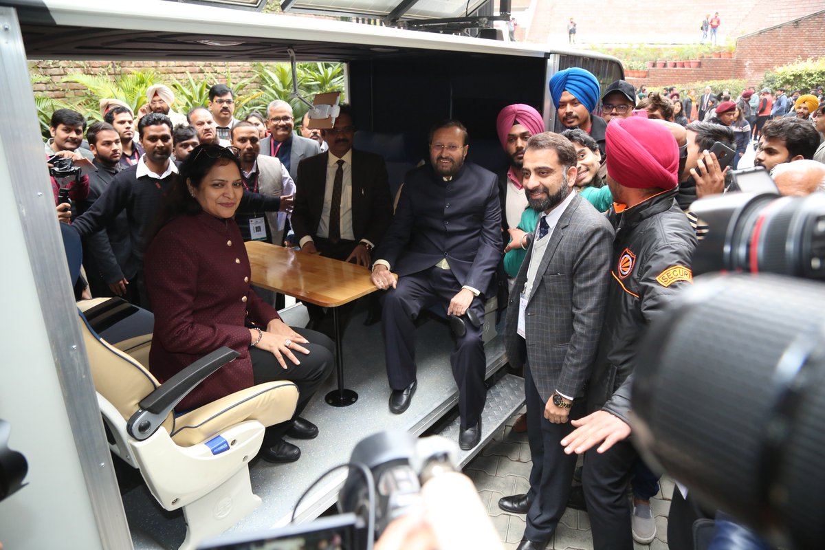 PrakashJavdekar's tweet image. Inaugurated a driverless and solar-powered bus, designed by the students of @lpuuniversity 
#ISCatLPU #ThinkBIG #ThinkBIG