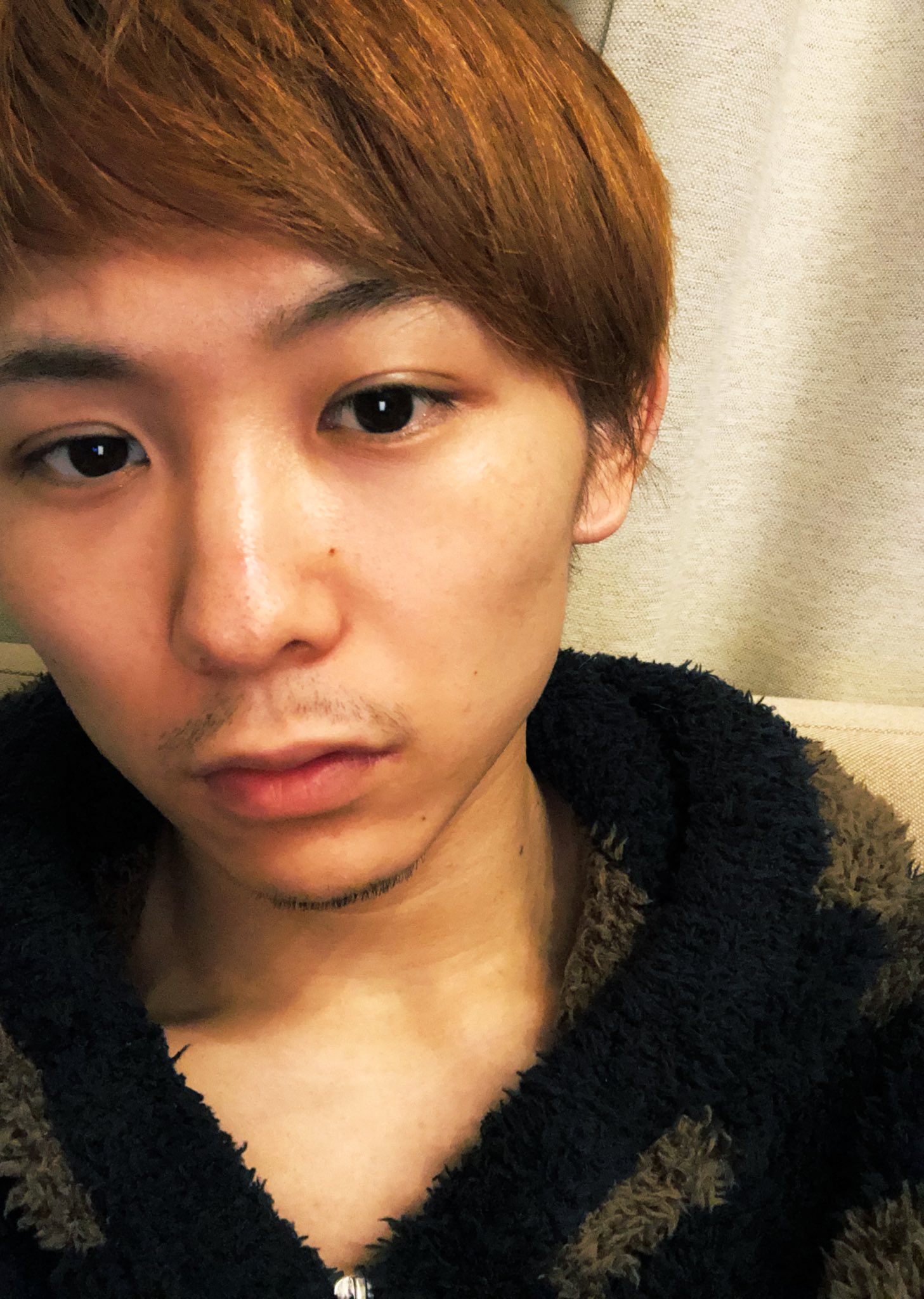 Twitter 上的 須賀健太 実家にて家族へ多大なるご迷惑をおかけしながら 復活 家族のみんな ごめん 笑 と言いながらも油断できない体調 でも仕事始めももうすぐだから 今年の正月はびっくりするぐらい布団にいました んでその間ヒゲ伸ばしてみました 笑