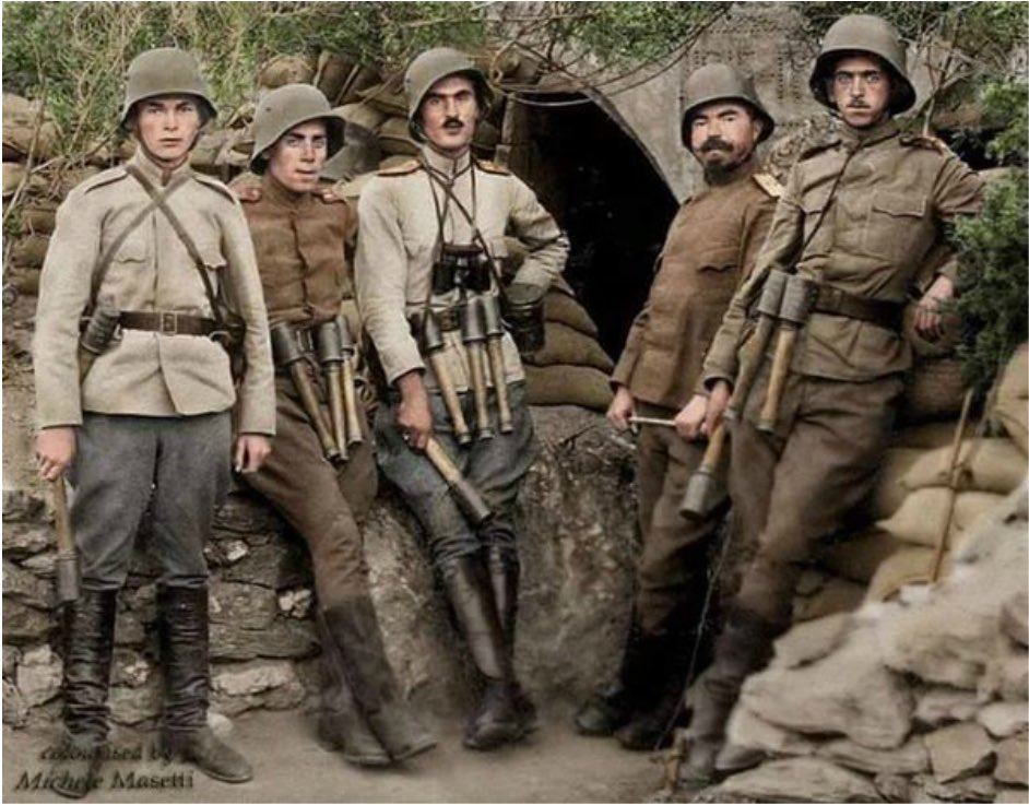 Drisine 第一次世界大戦中のブルガリア軍の軍服と第二次世界大戦中の軍服 レプリカ どちらも何となくソ連軍の軍服っぽさはあるね この時はまったく関係ないのに
