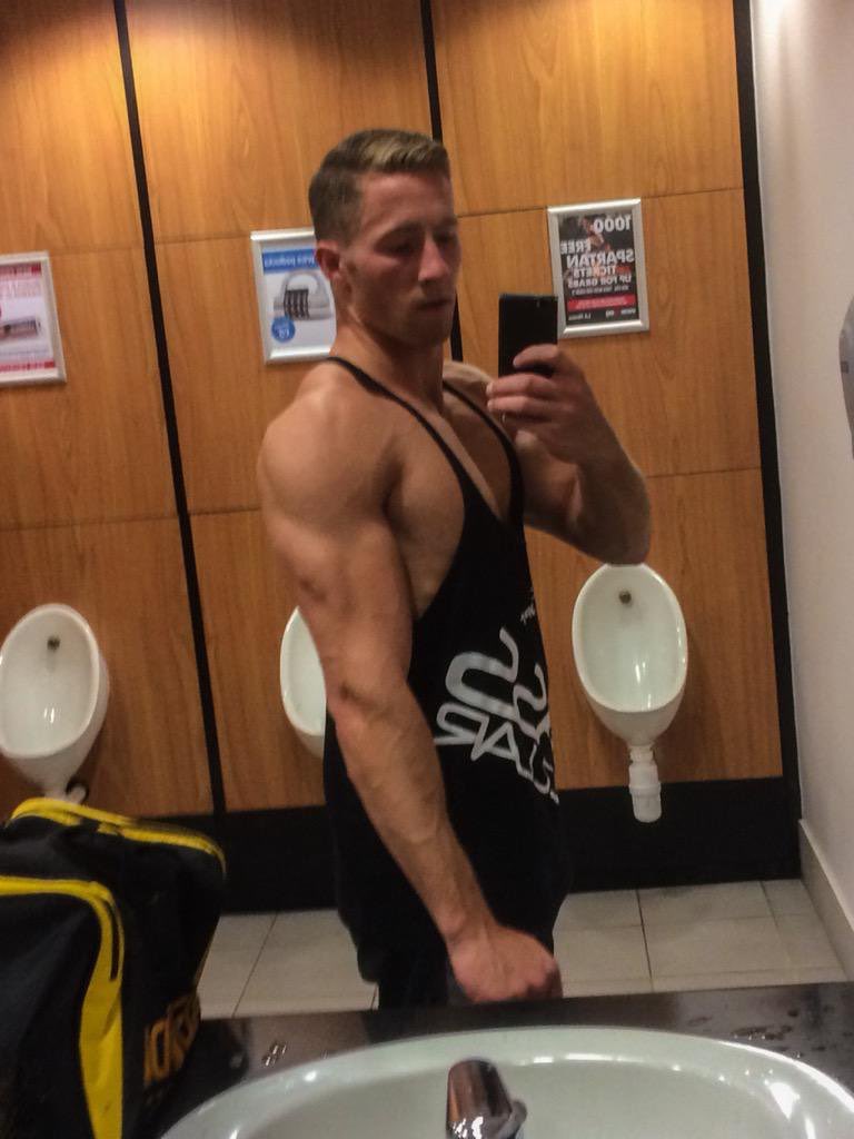 Masscular's tweet photo. #Masscular #LiveMasscular #FitnessClothing #GymWear #Fitness #Motivation #Gym #Physique #Tattoo #Muscle #DailyMotivation #SundayMotivation #Stringer #StringerVibes https://t.co/BsQtac8Uyd