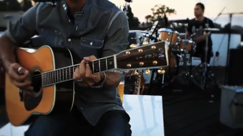 twitt_witter's tweet photo. @reeeeeeeeee @Barl1954 @YouTube @GavinRossdale @CT3GUITAR @bushofficial So Perfectly Chill. I wish was sitting there having a beer, being immersed in the music & vibe of the @bushofficial tribe #breathe #lettingthecablessleep #lovingavin #feels https://t.co/FZqYZb0f0b