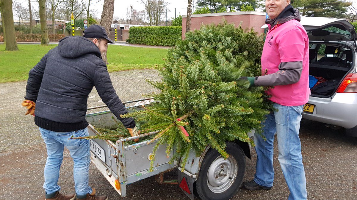 deoudeambachten's tweet photo. Gisteren was het tijd voor onze kerstboom actie. Deze was een succes waardoor we het volgend jaar graag weer organiseren! 😀 https://t.co/hc7uW7Nstq
