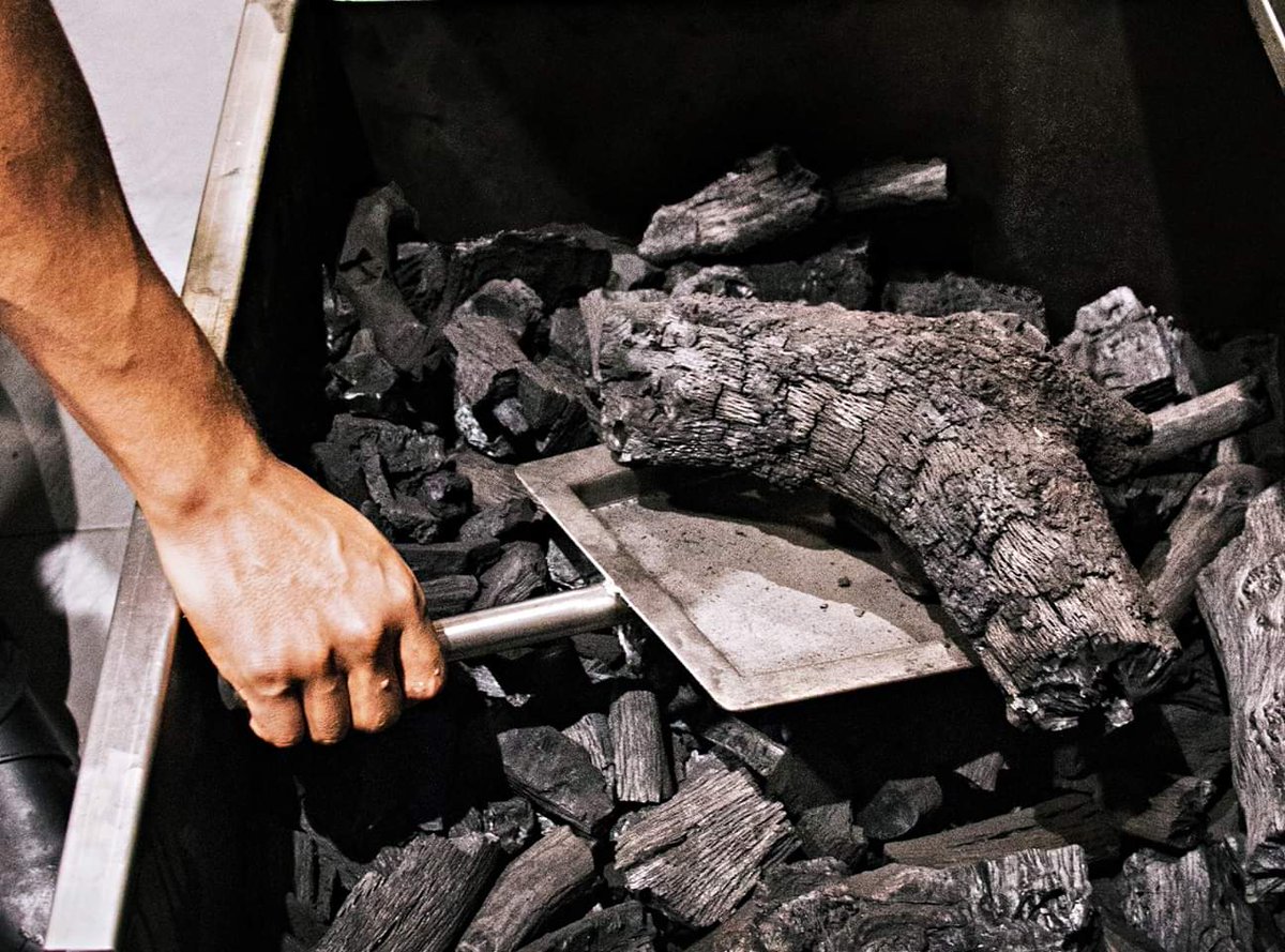 Aunque este año hemos sido muy muy buenos, los Reyes nos han dejado un montón de carbón para que sigas disfrutando de nuestras mejores brasas... ¡Feliz día de Reyes! 👑👑👑