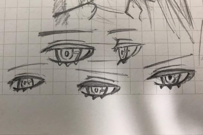 目もかなり難しくて、瞼からまつ毛が生えているから瞼とまつ毛の線がただの2本線にならないように注意する。
瞳はあまり丸いニュアンスで描かれないので、白目の領域が多くならないように注意する。
本当にまだまだ下手くそなので、自戒も込めてメモ書き。
#ダリフラ #ゼロツー 